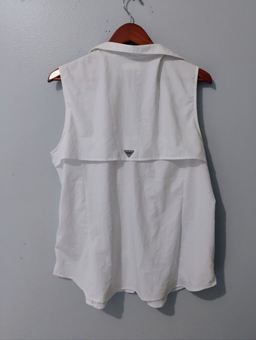 Columbia White Sleeveless Button-Down Camp Shirt - Picture 4 of 4